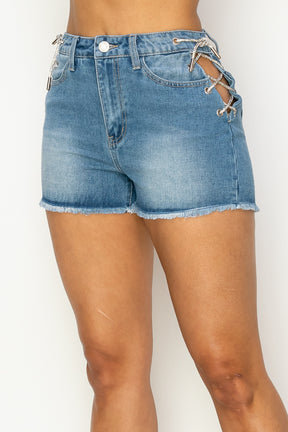 Short en jean avec lacets sur le côté