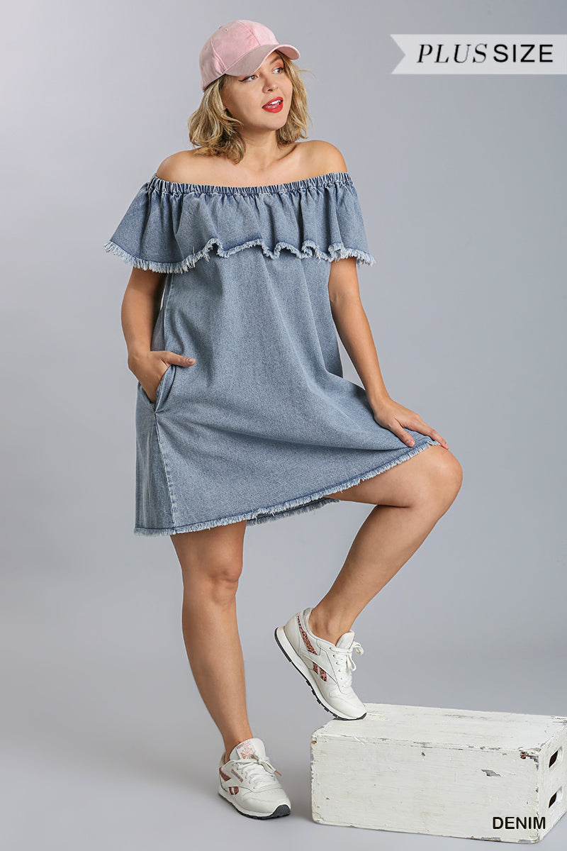 Robe en jean à volants et épaules dénudées avec ourlet effiloché et poches