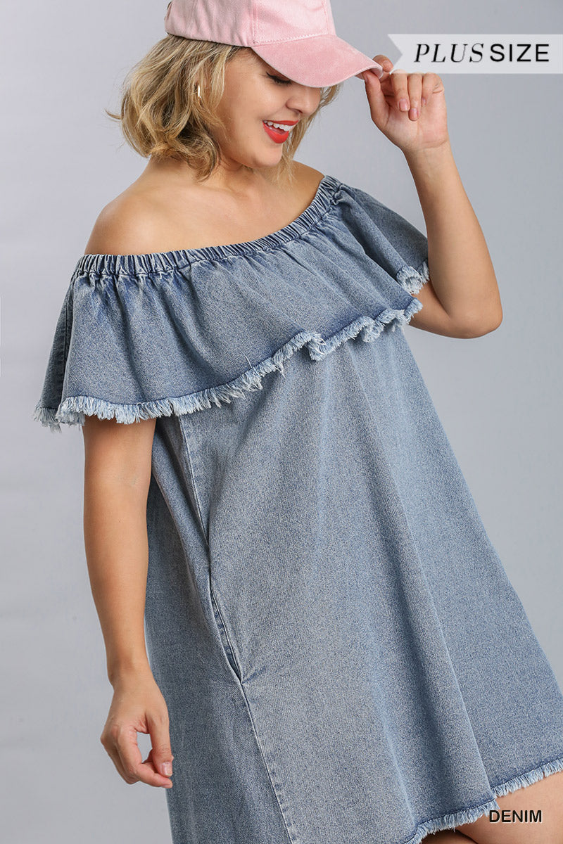 Robe en jean à volants et épaules dénudées avec ourlet effiloché et poches