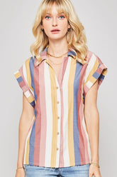 Une chemise tissée à rayures multicolores avec un col à revers