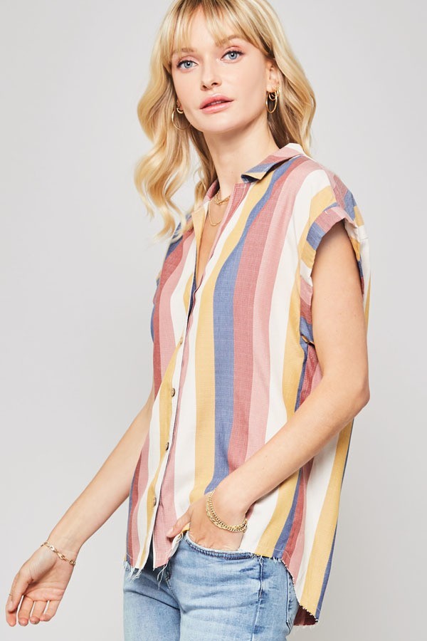 Une chemise tissée à rayures multicolores avec un col à revers