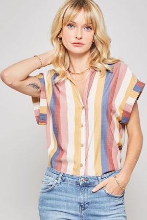 Une chemise tissée à rayures multicolores avec un col à revers