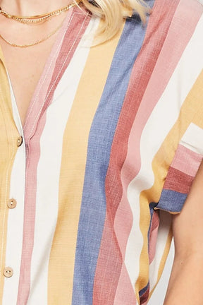 Une chemise tissée à rayures multicolores avec un col à revers