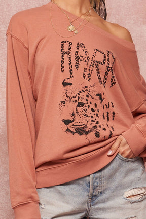 Un sweat-shirt graphique en tissu French Terry teint en pièce