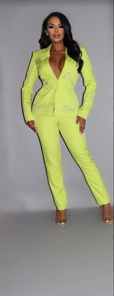 Ensemble 2 pièces blazer et pantalon Powersuit avec lettrage en strass sur le blazer