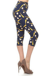 Legging Capri taille haute à imprimé baseball dans un style ajusté avec une ceinture élastique