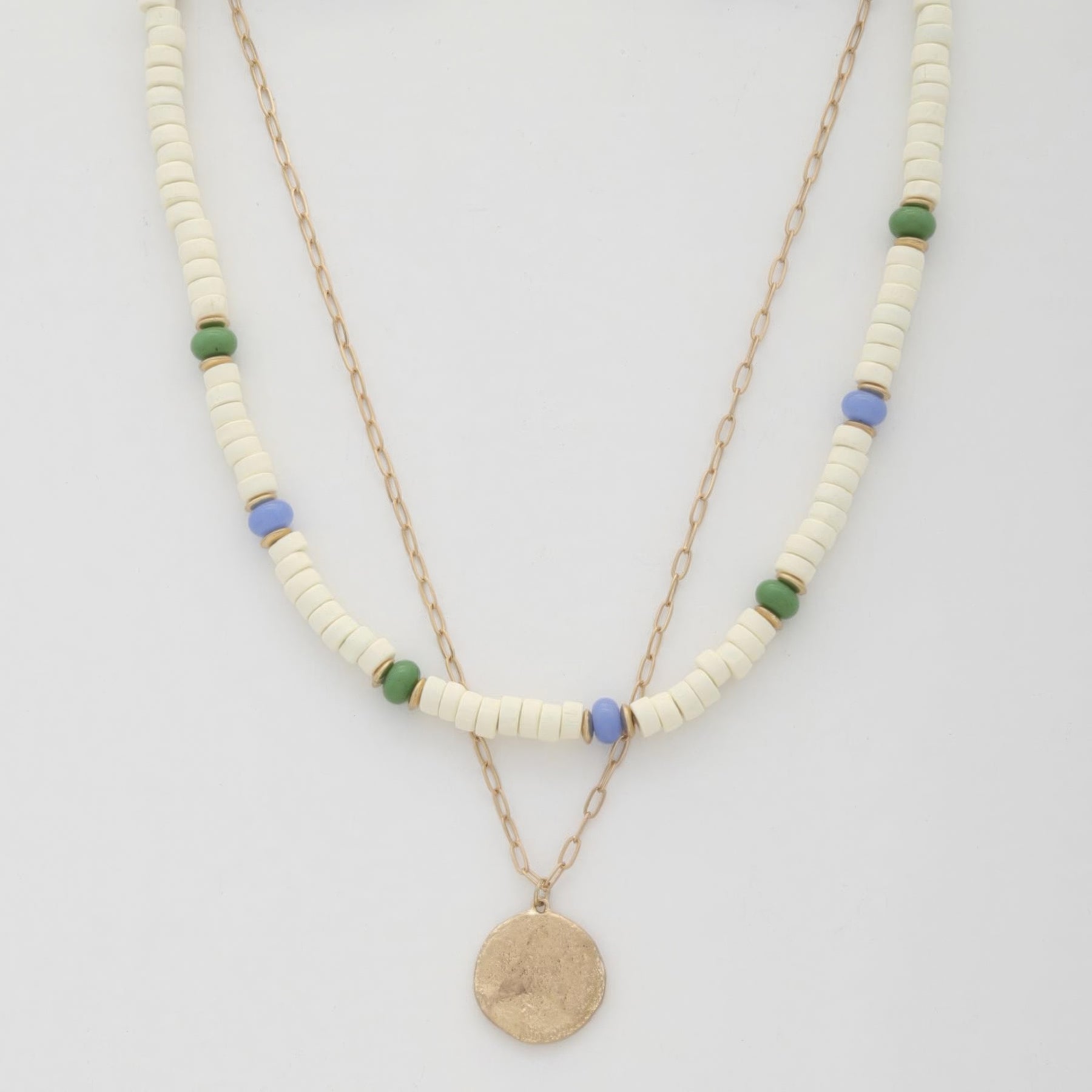 Collier à plusieurs niveaux avec perles en bois et pièces de monnaie