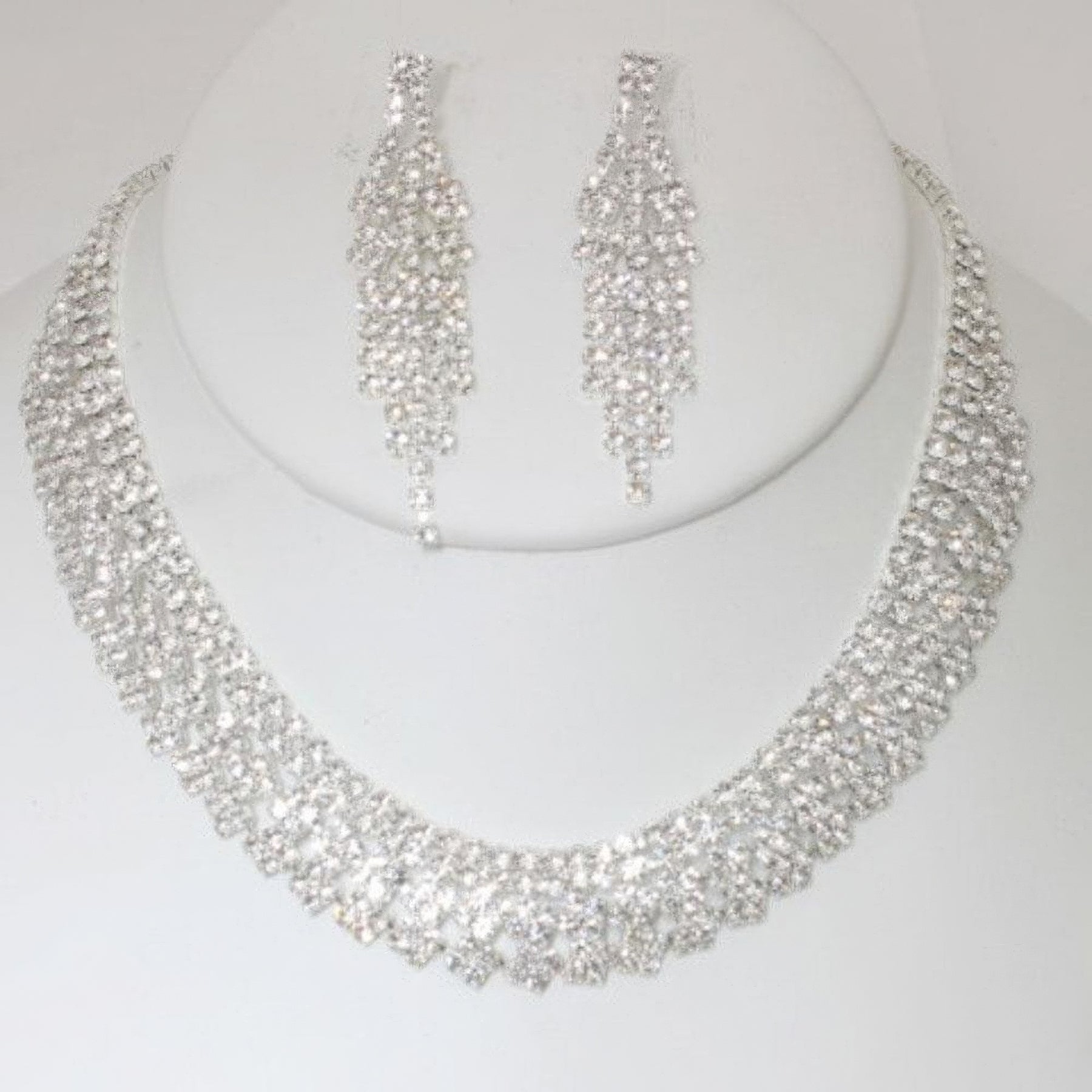 Ensemble collier et boucles d'oreilles en strass