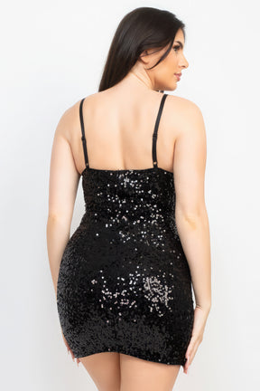 Robe moulante à sequins et décolleté en cœur