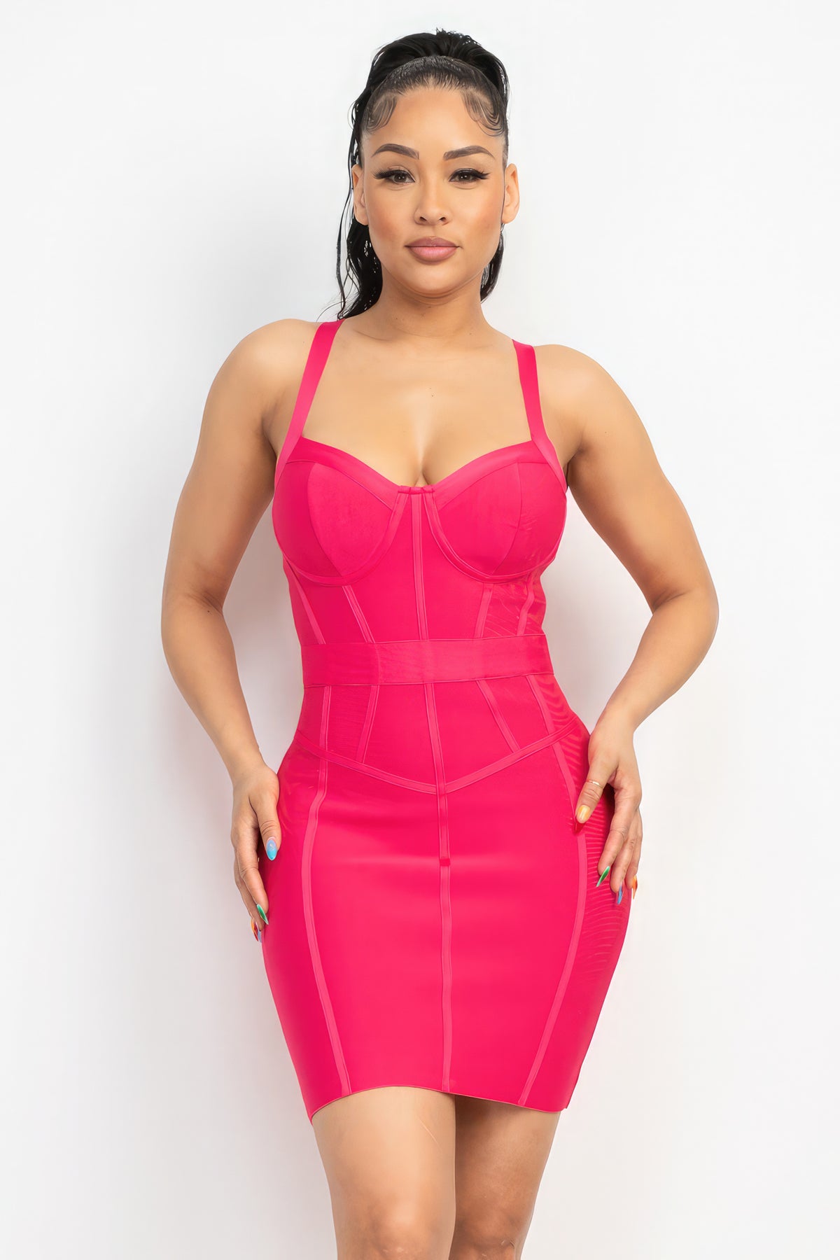 Robe bandage à bretelles larges et décolleté en cœur