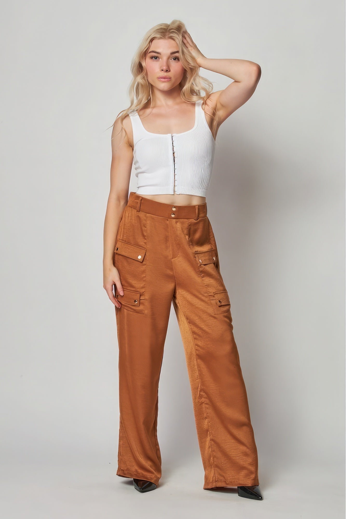 Pantalon à jambes larges avec poches cargo en satin