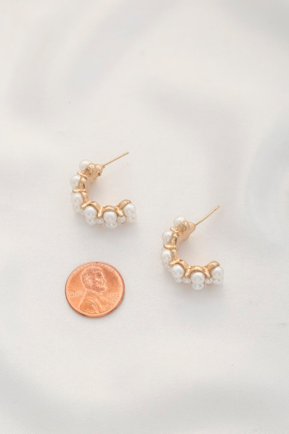 Boucle d'oreille en forme de cercle ouvert avec perles