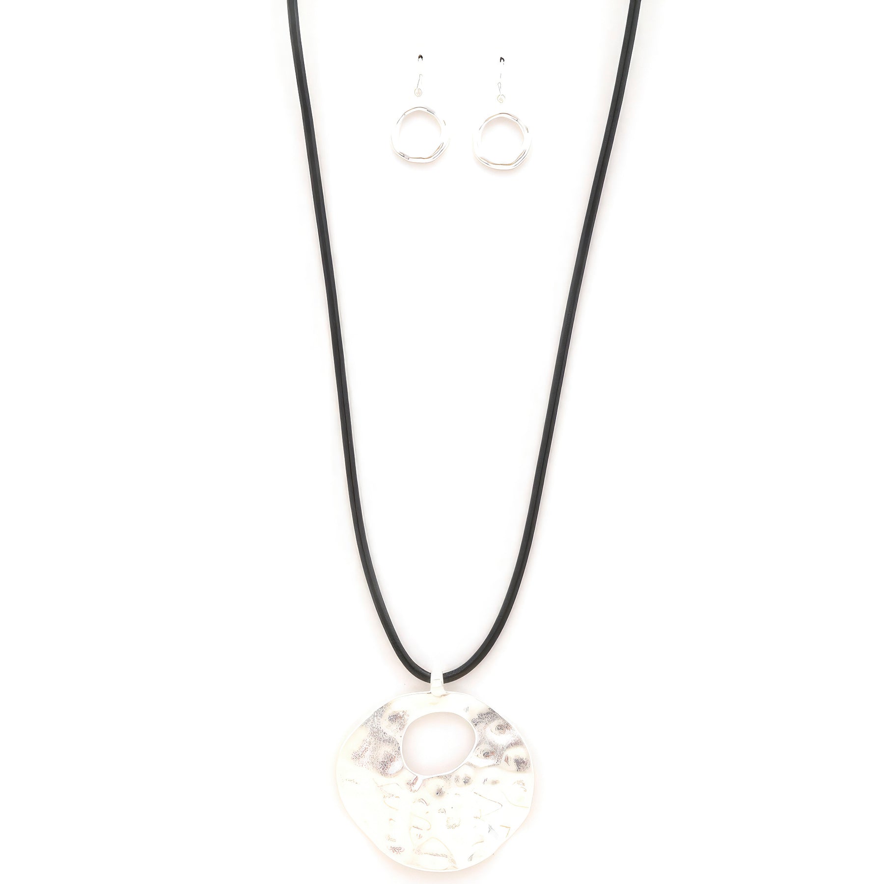 Collier pendentif rond en métal martelé