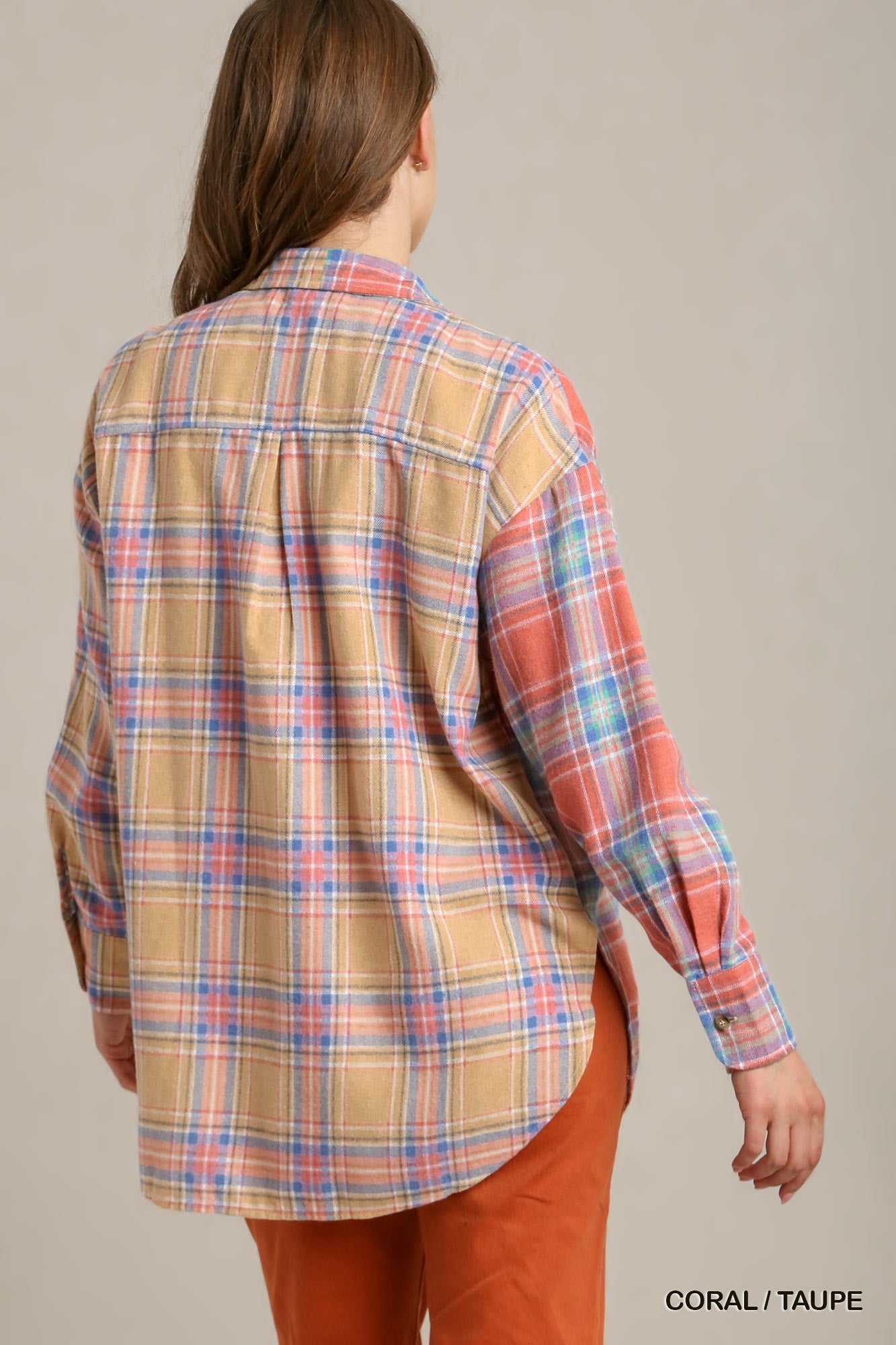 Chemise boutonnée à carreaux mixtes en flanelle avec poche avant