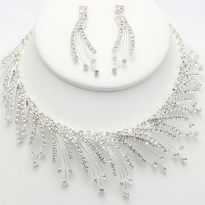 Ensemble collier et boucles d'oreilles en strass