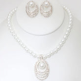 Ensemble collier et boucles d'oreilles en perles et strass